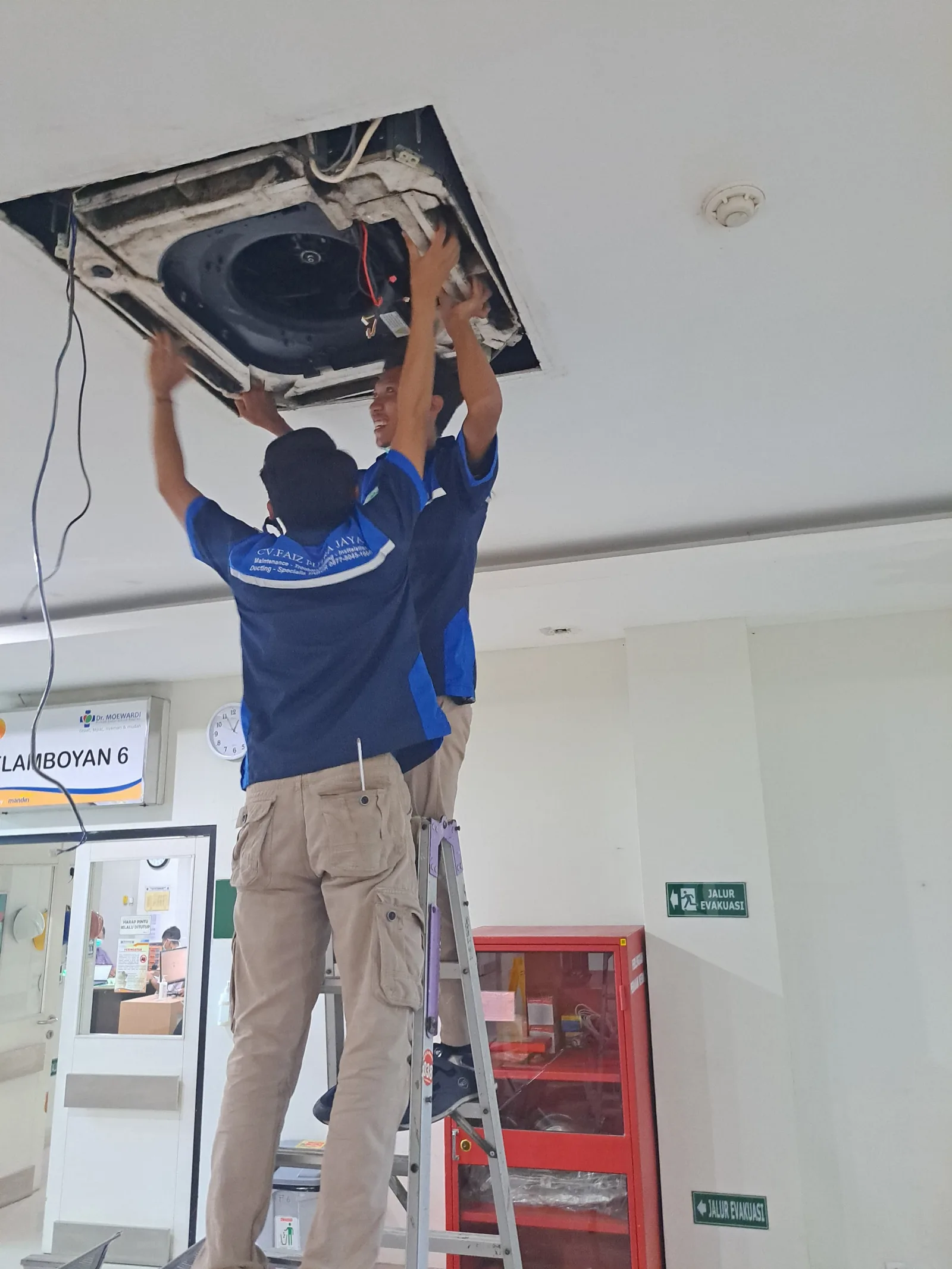 Instalasi AC cassette di RSUD Dr. Moewardi