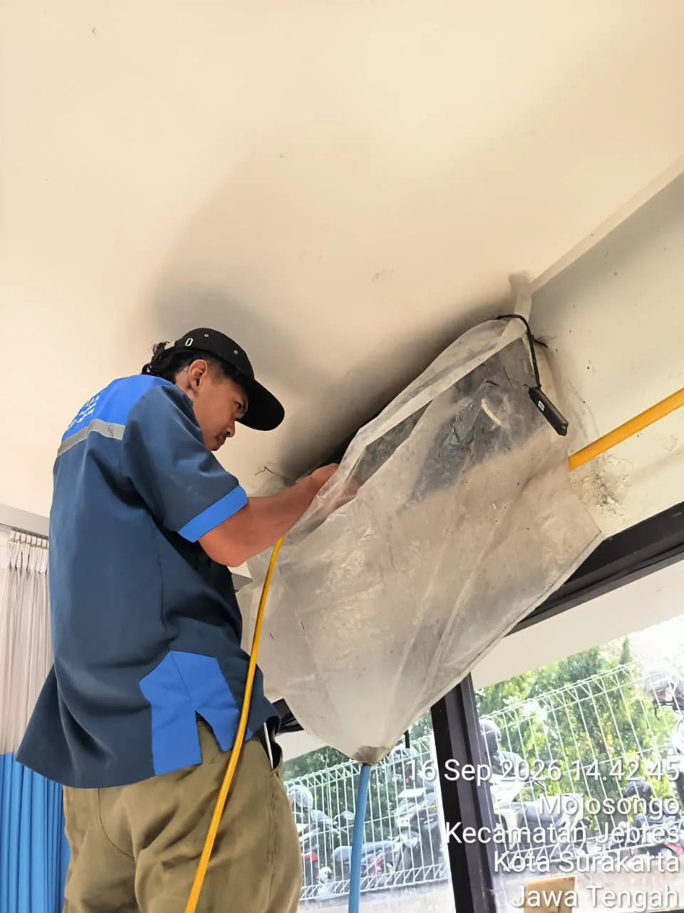 Teknisi FAIZ COOL AC melakukan service AC