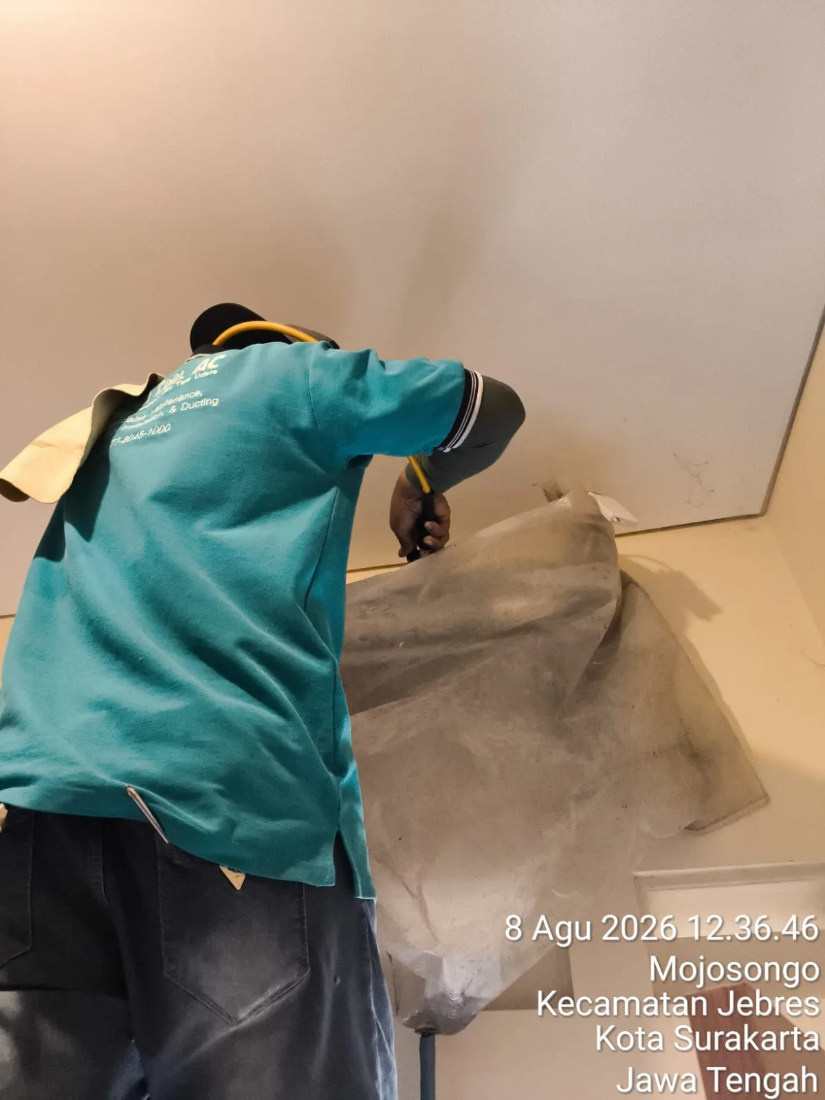 Teknisi FAIZ COOL AC melakukan maintenance AC gedung