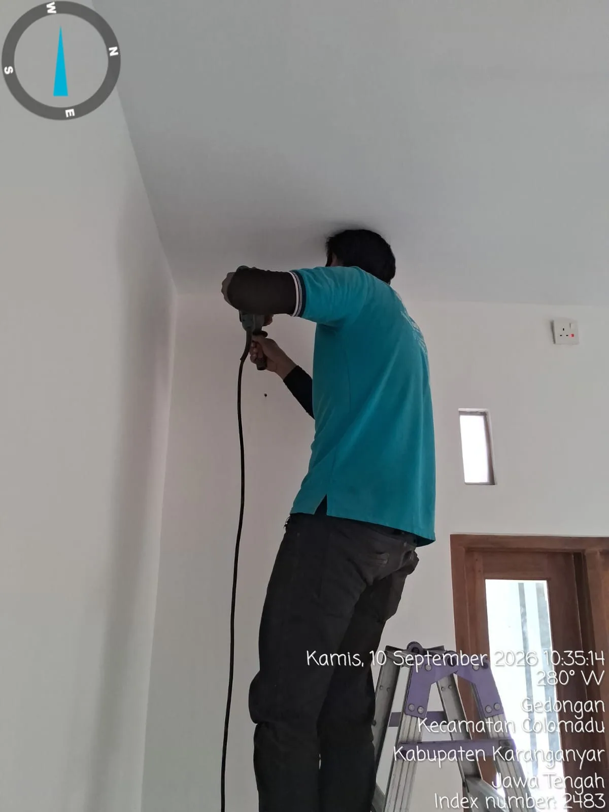 Teknisi FAIZ COOL AC memasang unit AC baru